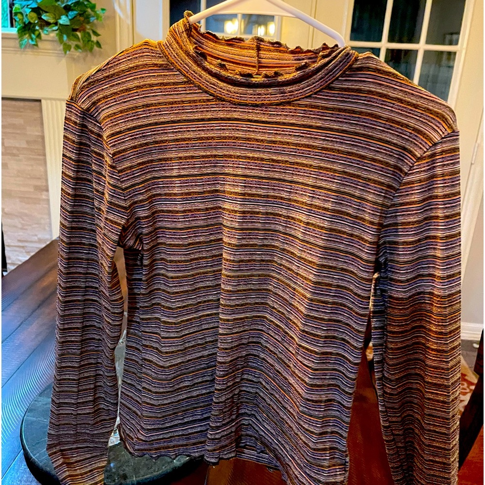 Long sleeve knit -Free People. Never worn- perfect condition. Form fitting.